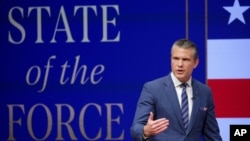 Міністр війни США Піт Геґсет під час промови "Стан сил" (State of the force) на базі Корпусу морської піхоти США Квантіко у штаті Вірджинія 30 вересня 2026 року. Фото: Alex Wong/AP