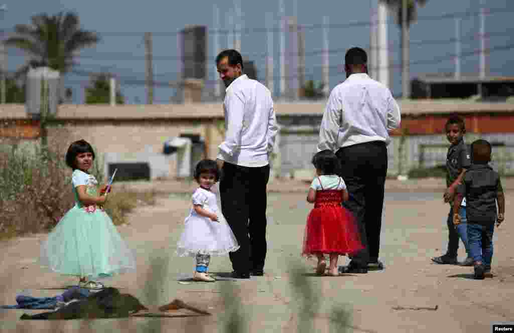 Anak-anak pengungsi Suriah mengenakan baju baru merayakan Idulfitri di Sidon, Lebanon, 4 Juni 2019. (Foto: Ali Hashisho/Reuters)