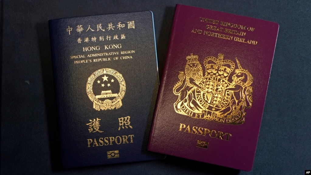 资料照：香港特别行政区护照（左）和英国国民（海外）护照（即BNO护照）