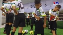 Taylandlı Futbol Ekibi İlk Defa Kameralar Karşısında