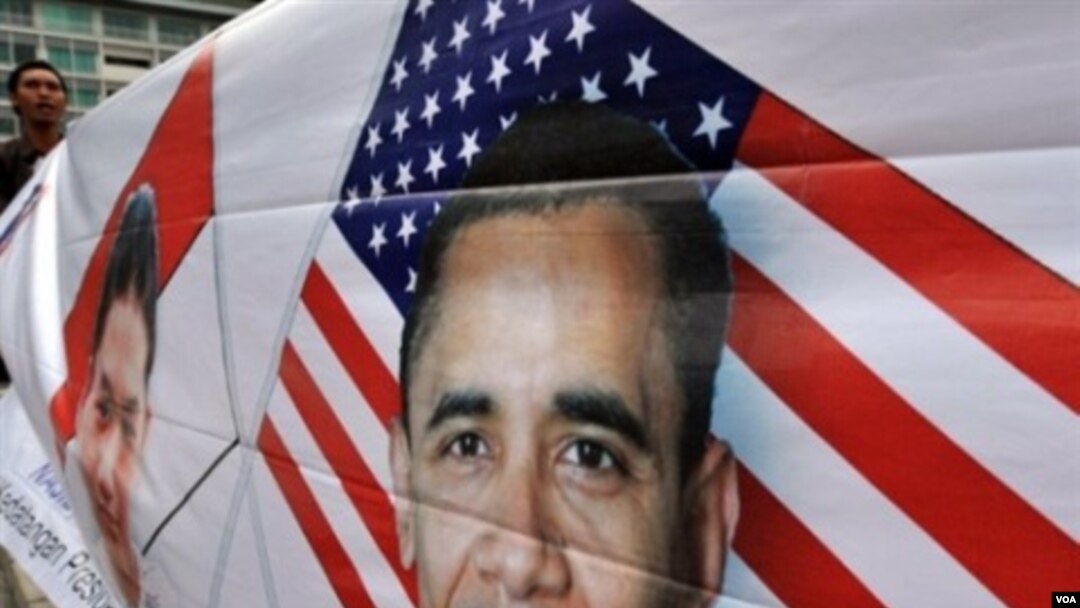 Spanduk bergambar Presiden Barack Obama di Jakarta, yang dipegang oleh warga Jakarta pendukung Obama pada Maret lalu.