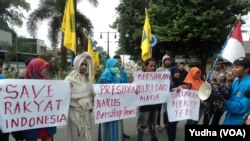 Sekelompok mahasiswa menggelar aksi di jalanan jalur Solo-Jogja-Semarang, Sukoharjo, 27 Januari 2015 (Foto:VOA/Yudha)