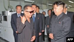 Lãnh tụ Kim Jong Il và con trai Kim Jong-un (phải) thăm công ty Mokran Video ở Bình Nhưỡng, ngày 11/9/2011