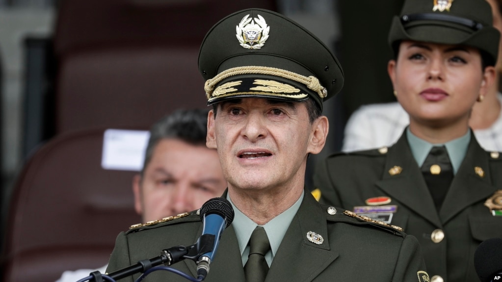 ARCHIVO - El jefe de policía de Colombia, general William Salamanca Ramírez, habla durante una ceremonia en la Academia de Policía de Bogotá, Colombia, el 20 de junio de 2023. La policía colombiana participó este jueves en operativos contra red de tráfico humano.