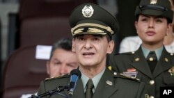 ARCHIVO - El jefe de policía de Colombia, general William Salamanca Ramírez, habla durante una ceremonia en la Academia de Policía de Bogotá, Colombia, el 20 de junio de 2023. La policía colombiana participó este jueves en operativos contra red de tráfico humano.