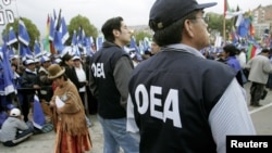 Agentes de la OEA supervisan una protesta en Bolivia en 2005