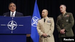 El secretario de Defensa de EE.UU., Leon Panetta, en una conferencia de prensa junto al Comandante Supremo Aliado en Europa (SACEUR) almirante James Stavridis (Centro) y el General de Cuerpo de Marines de EE.UU., Joseph Dunford (derecha).