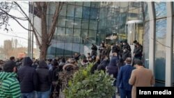 تجمع اعتراضی سهامداران مقابل ساختمان بورس در تهران