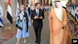 Israel သမ္မတ Isaac Herzog (အလယ်) နဲ့ဇနီးတို့ UAE ကို ပထမဆုံးအလည်အပတ်ရောက်ရှိလာစဉ်။ (ဇန်နဝါရီ ၃၀၊ ၂၀၂၂)