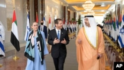 아이작 헤르조그(가운데) 이스라엘 대통령 부부가 30일 아랍에미리트(UAE)에서 무함마드 빈자예드 알나흐얀(오른쪽) 왕세제와 환담하고 있다.