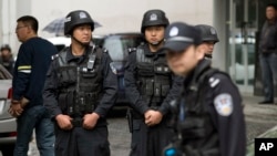 Cảnh sát vũ trang canh gác gần hiện trường một vụ nổ ở Urumqi, Tân Cương, ngày 22/5/2014. IS đang tìm cách chiêu dụ những người theo đạo Hồi ở khu vực Tân Cương gia nhập hàng ngũ.