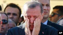 Erdoğan, AKP’nin kuruluş aşamasında birlikte yakın çalışma yürüttüğü Erol Olçak ve oğlu Abdullah Olçak ile Yeni Şafak Gazetesi personeli Mustafa Canbaz’ın cenaze törenine katıldı.