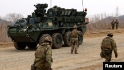 2026년 3월 14일, 미국 육군 스트라이커 장갑차가 자유의 방패 훈련의 일환으로 연천에서 진행된 한미 합동 도하 훈련에서 운용되고 있다.