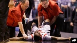 Kevin Ware se queja de dolor luego de quebrarse la tibia durante el juego entre Louisville y Duke, en el baloncesto universitario.