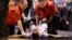 Kevin Ware se queja de dolor luego de quebrarse la tibia durante el juego entre Louisville y Duke, en el baloncesto universitario.