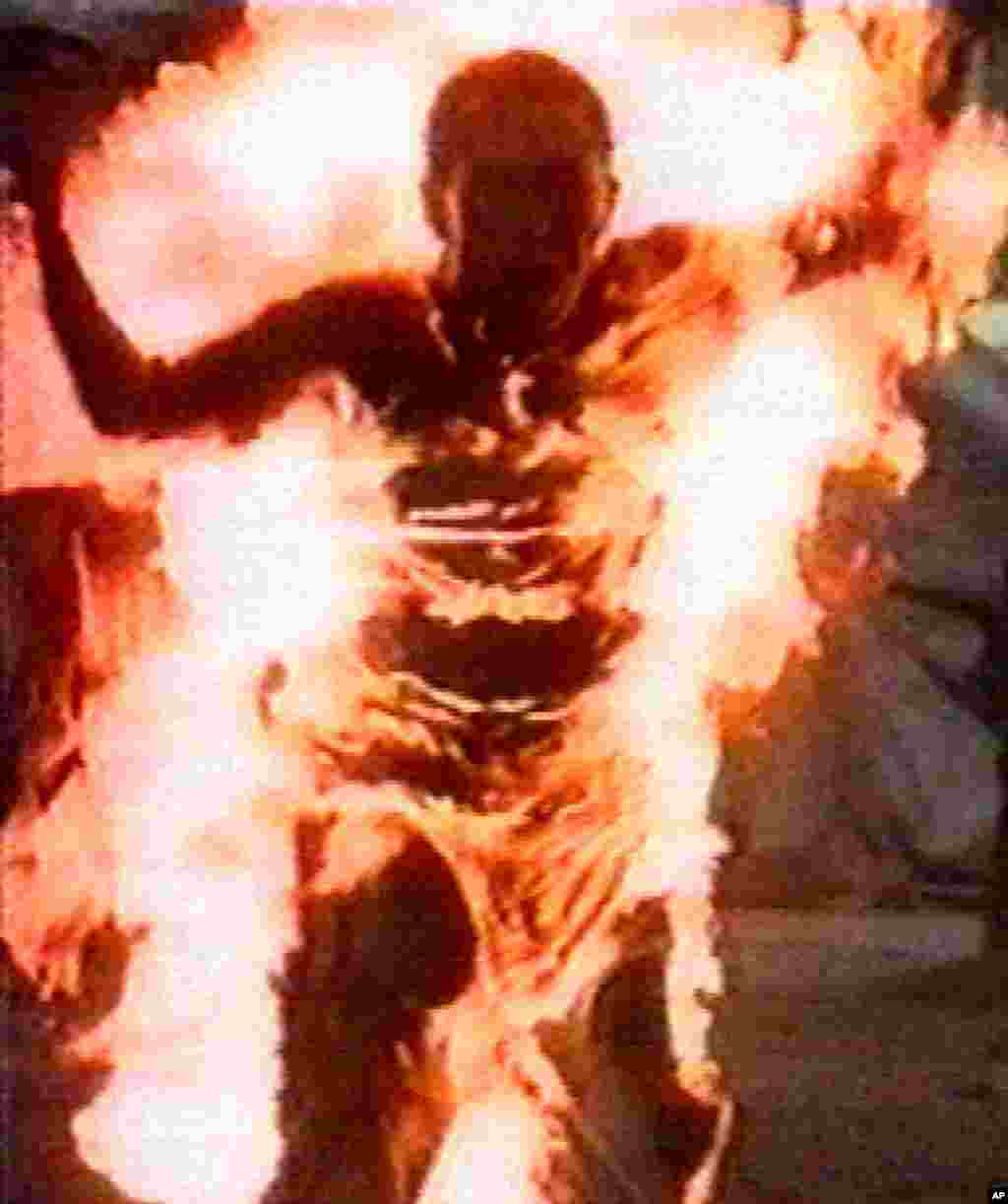 1998年4月27号，流亡印度的西藏活动人士Thupten Ngodup点火自焚，抗议警察禁止绝食抗议活动。警察向他身上泼水灭火，并把他送进医院急救，医生说他生存希望渺茫。(Reuters)