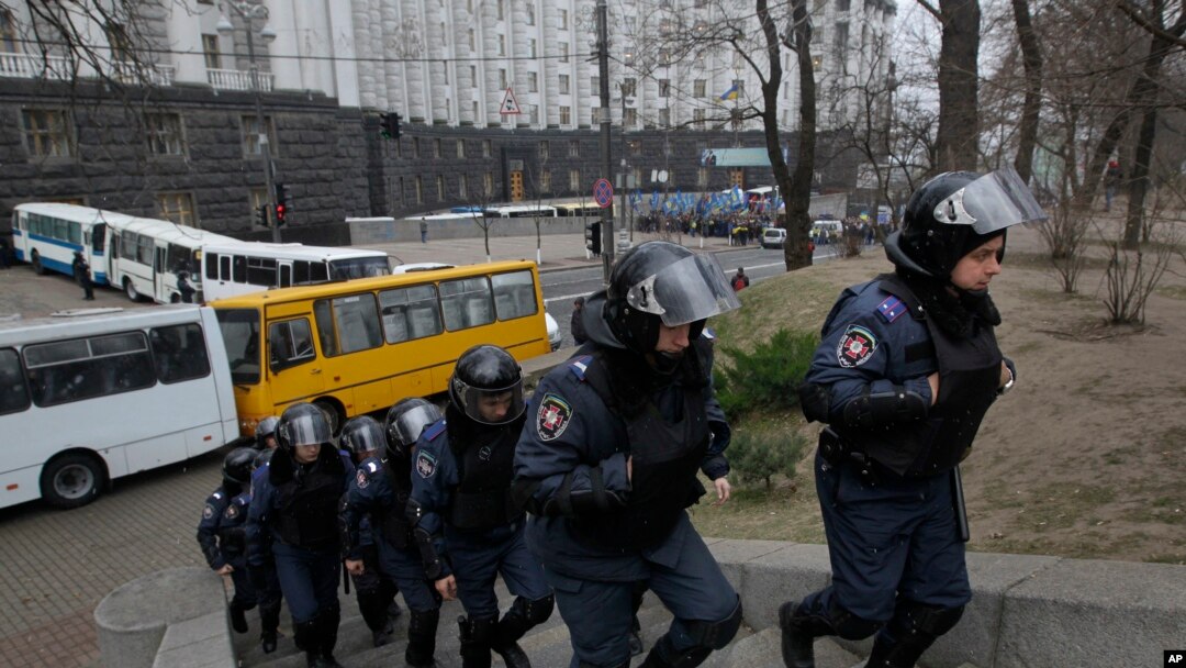 Polisi anti huru-hara Ukraina melakukan patroli di kompleks gedung pemerintah di Kiev (foto: dok). Polisi menggeledah kantor partai oposisi Senin 9/12. 