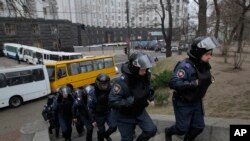 Polisi anti huru-hara Ukraina melakukan patroli di kompleks gedung pemerintah di Kiev (foto: dok). Polisi menggeledah kantor partai oposisi Senin 9/12. 