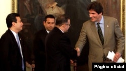 Jose W. Fernandez, secretario de Estado adjunto para relaciones económicas y de negocios, con el presidente salvadoreño Mauricio Funes.