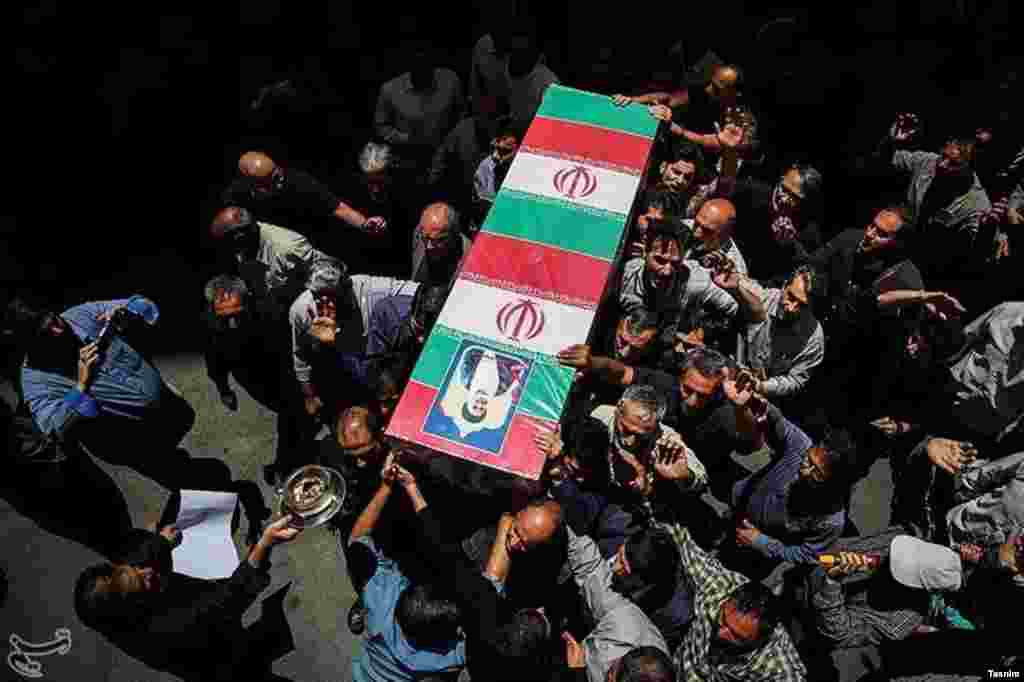 خبرگزاری تسنیم عکسی از تشییع پیکر یکی از کشته شدگان حمله تروریستی روز چهارشنبه تهران منتشر کرد. عکس: حامد ملک&zwnj;پور