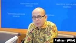 Juru Bicara Kementerian Luar Negeri Arrmanatha Nasir dalam media briefing di kantornya, Kamis (17/3) (Photo: VOA/Fathiyah)