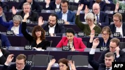 23일 프랑스 스트라스부르 열린 유럽의회 본회의에서 유럽의회 의원들이 투표를 위해 손을 들고 있다.