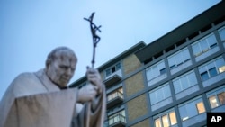 En la imagen, una estatua de mármol del fallecido papa Juan Pablo II, delante del policlínico Agostino Gemelli, en Roma, el 15 de febrero de 2025. El papa Francisco fue hospitalizado en el centro en la víspera tras el empeoramiento de la bronquitis que padece. AP