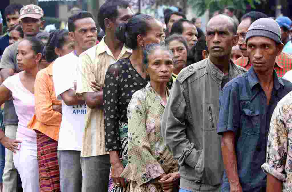 Warga mengantri di sebuah TPS (17/3) (AP).