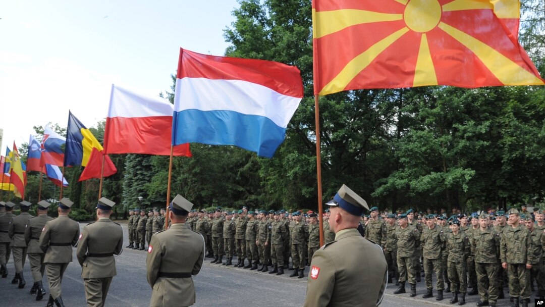 Para anggota asukan Polandia saat melakukan pembukaan latihan militer bersama NATO di Warsawa bulan lalu (6/6). Polandia belum melihat adanya keinginan masyarakatnya untuk keluar dari Uni Eropa. 
