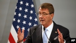 លោក Ash Carter រដ្ឋ​មន្រ្តី​ការពារ​ជាតិ​របស់​សហរដ្ឋ​អាមេរិក​ចូលរួម​ក្នុង​សន្និសីទ​កាសែត​មួយ​នៅ​ក្រសួង​ការពារ​ជាតិ​របស់​បារាំង​ ក្នុង​ក្រុង​ប៉ារីស កាលពី​ថ្ងៃទី២០ ខែមករា ឆ្នាំ២០១៦។