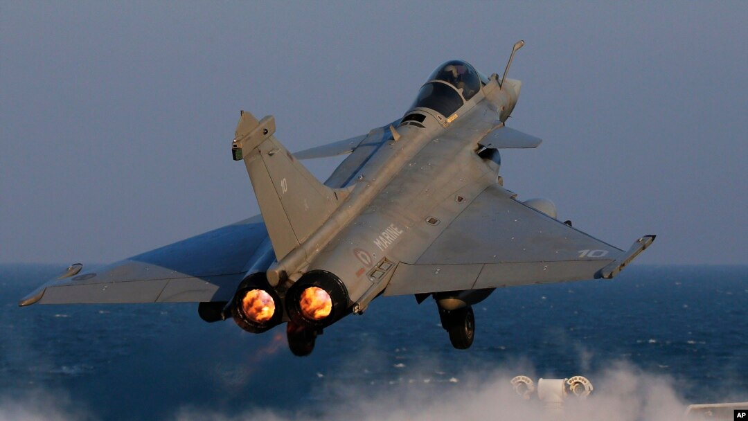 Un avion de chasse Rafale est catapulté pour une mission sur le porte-avions phare de Charles de Gaulle dans le Golfe Persique, 13 janvier 2016. 