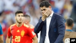 Le sélectionneur espagnol, Fernando Hierro réagit après la défaite de son équipe aux tirs au but lors des seizièmes de finale entre l'Espagne et la Russie, à la Coupe du monde 2018 au stade Luzhniki de Moscou, Russie, 1er juillet 2018.