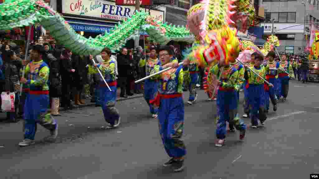 华人出动舞龙队助兴