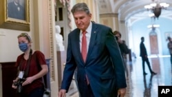 Foto Achiv: Senate Joe Manchin mache andedan Capitol la (syej kongre Etazini) nan Washington, 17 Dec. 2021.