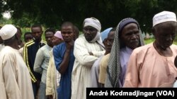 Les réfugiés en attente d'être enrolés à Bongor, au Tchad, le 18 septembre 2017. (VOA/André Kodmadjingar)