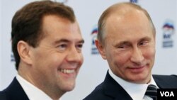 El actual presidente Dmitry Medvedev y el primer ministro ruso Vladimir Putin, presentaron un plan para intercambiar sus puestos.