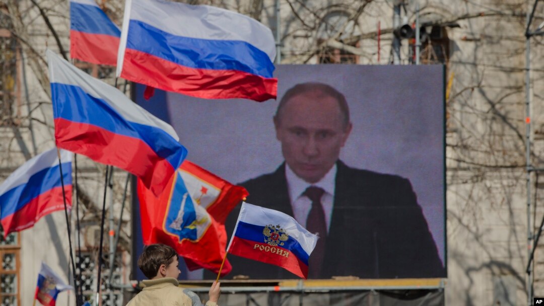 Hàng ngàn người thân Nga theo dõi bài diễn văn của Tổng thống Nga Putin về vấn đề Crimea được truyền hình trực tiếp ở Sevastopol, Crimea, 18/3/2014.