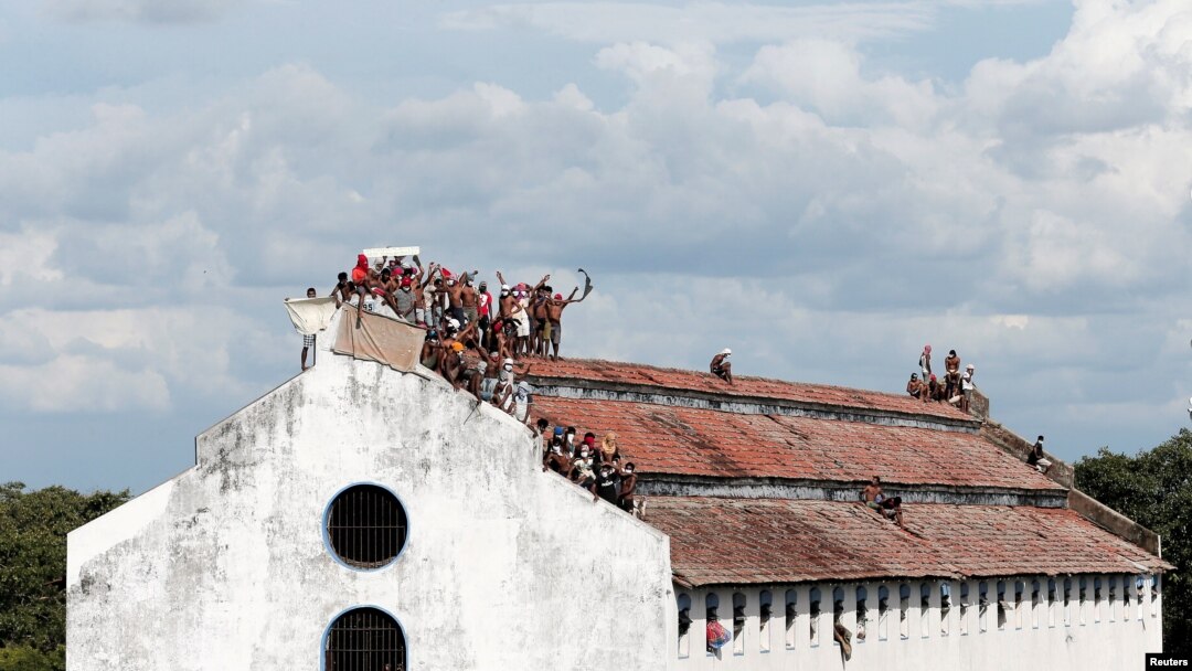 Narapidana memprotes di atas gedung penjara menuntut untuk mempercepat proses peradilan mereka dan bahwa mereka diberikan jaminan, setelah jumlah kasus Covid-19 meningkat di penjara di negara itu, di Kolombo, Sri Lanka 18 November (Foto: Reuters)