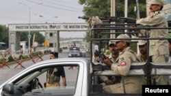 16일 탈레반의 공격을 받은 파키스탄 공군기지 앞에서 경계 중인 군인들.