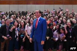 Presiden Joko Widodo berfoto bersama jurnalis setelah konferensi pers usai KTT Perhimpunan Bangsa-Bangsa Asia Tenggara (ASEAN) ke-43 di Jakarta Kamis, 7 September 2023. (Adek Berry/AFP)