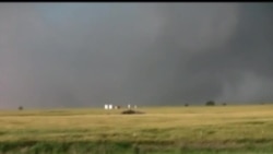 2013-06-01 美國之音視頻新聞: 奧克拉荷馬州再受龍捲風吹襲﹐最少5人喪生