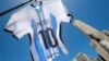Una camiseta de Leonel Messi de 18 metros fue levantada junto al Monumento a la Bandera en Rosario, Argentina, el 16 de diciembre de 2022.