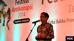 Presiden memberikan sambutan pada pembukaan Festival Anti Korupsi 2014 di Gedung Graha Sabha Pramana, kampus UGM, Yogyakarta, 10 Desember 2014 (Foto: VOA/Munarsih).