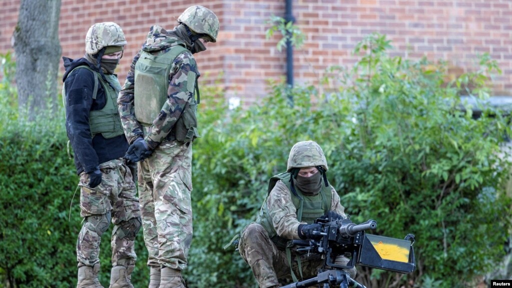 资料照片：参加英国主导的军训项目的乌克兰军人在英格兰某地参加军事演习。(2022年11月9日)(photo:VOA)