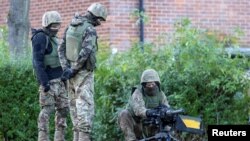 资料照片：参加英国主导的军训项目的乌克兰军人在英格兰某地参加军事演习。(2022年11月9日)