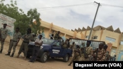 Les forces armées devant le tribunal de grande instance de NàDjamena lors du procès de quatre leaders dela société civile, le avril 2016. (Photo voa Bagassi Koura).