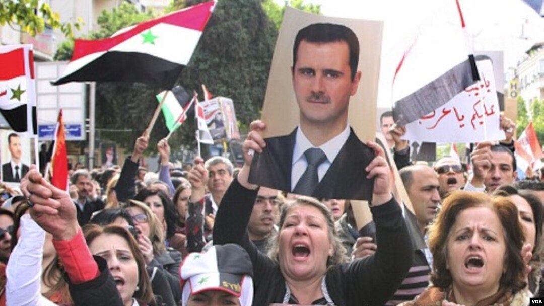 Para pendukung Presiden Bashar al-Assad melakukan unjuk rasa di Damaskus (13/11). AS dan Uni Eropa mendesak pemerintahan Assad 'segera mengakhiri kekerasan'.