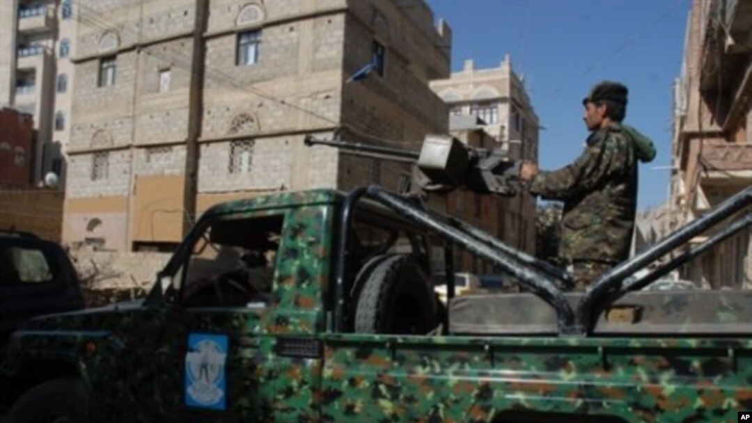 Yemeni army troops stand guard outside a court in Sanaa during a new hearing in the trial of radical US-Yemeni cleric Anwar al-Awlaqi, charged in absentia with links to Al-Qaeda and incitement to kill foreigners (File Photo)