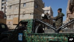 Yemeni army troops stand guard outside a court in Sanaa during a new hearing in the trial of radical US-Yemeni cleric Anwar al-Awlaqi, charged in absentia with links to Al-Qaeda and incitement to kill foreigners (File Photo)