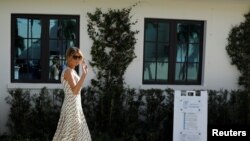 La primera dama Melania Trump entra en un colegio electoral ´del condado de Palm Beach, en la Florida, para depositar su voto para la elección presidencial el 3 de noviembre de 2020.